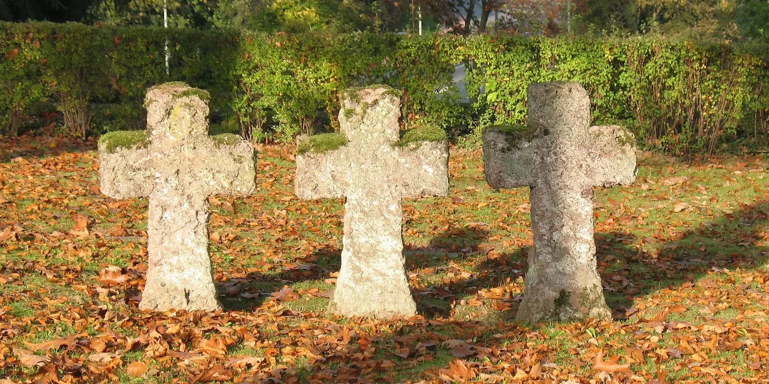 Volkstrauertag, 3 Gräber (Foto: BionikDragon, Pixabay)