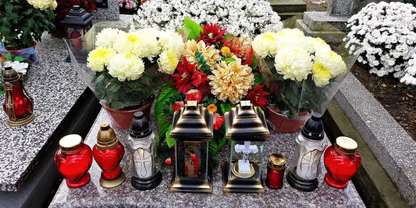 Allerseelen - Blumen und Kerzen auf dem Friedhof (Bildquelle: krzys16, Pixabay)
