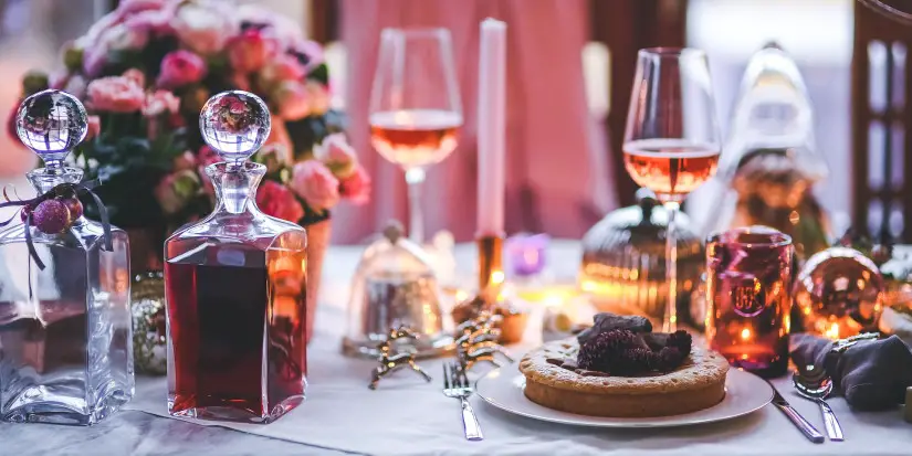 Vatertag 2025, gedeckter Tisch mit Wein und Kuchen (Bildquelle: Pixabay)